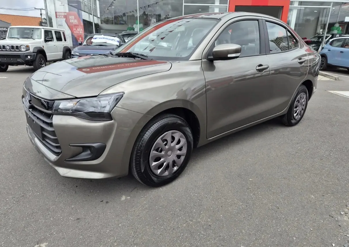 Suzuki Dzire Híbrido - foto real