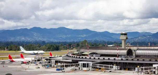 Fotografía real del Aeropuerto Internacional José María Córdova