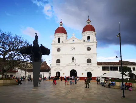 Iglesia y plaza en Rionegro, Antioquia